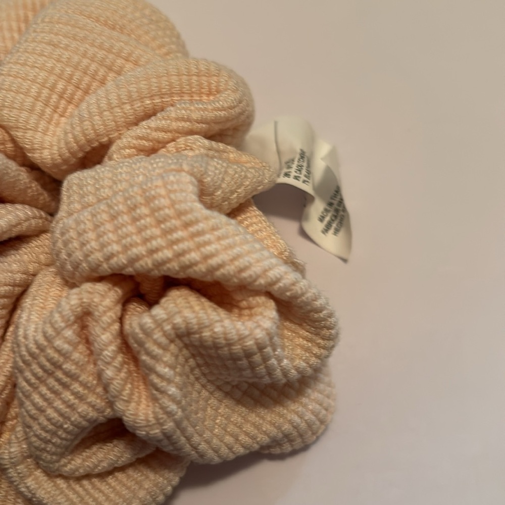 Nike Guava Ice Gathered Waffle Hair Tie - Picture 4 of 9